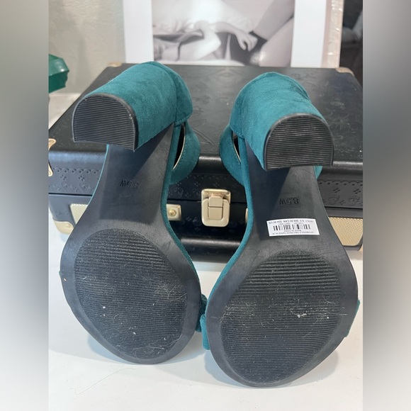 Torrid Suede Twisted Tapered Heel Shoes - Picture 4 of 5